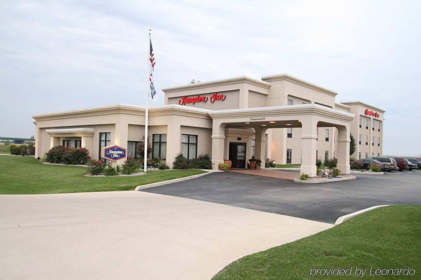 Hampton Inn By Hilton Litchfield Exterior photo