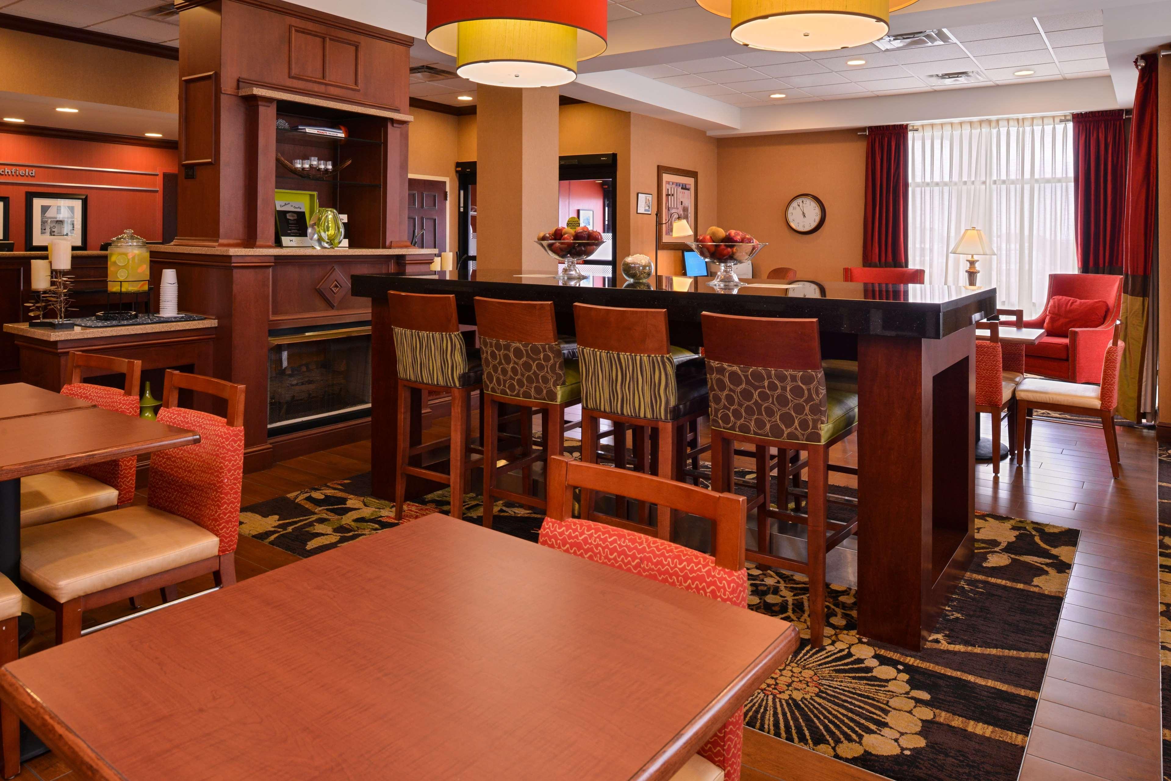 Hampton Inn By Hilton Litchfield Exterior photo