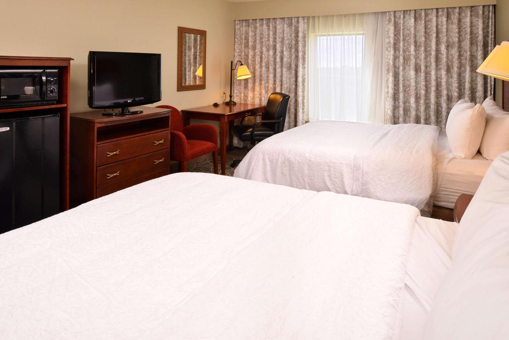 Hampton Inn By Hilton Litchfield Exterior photo