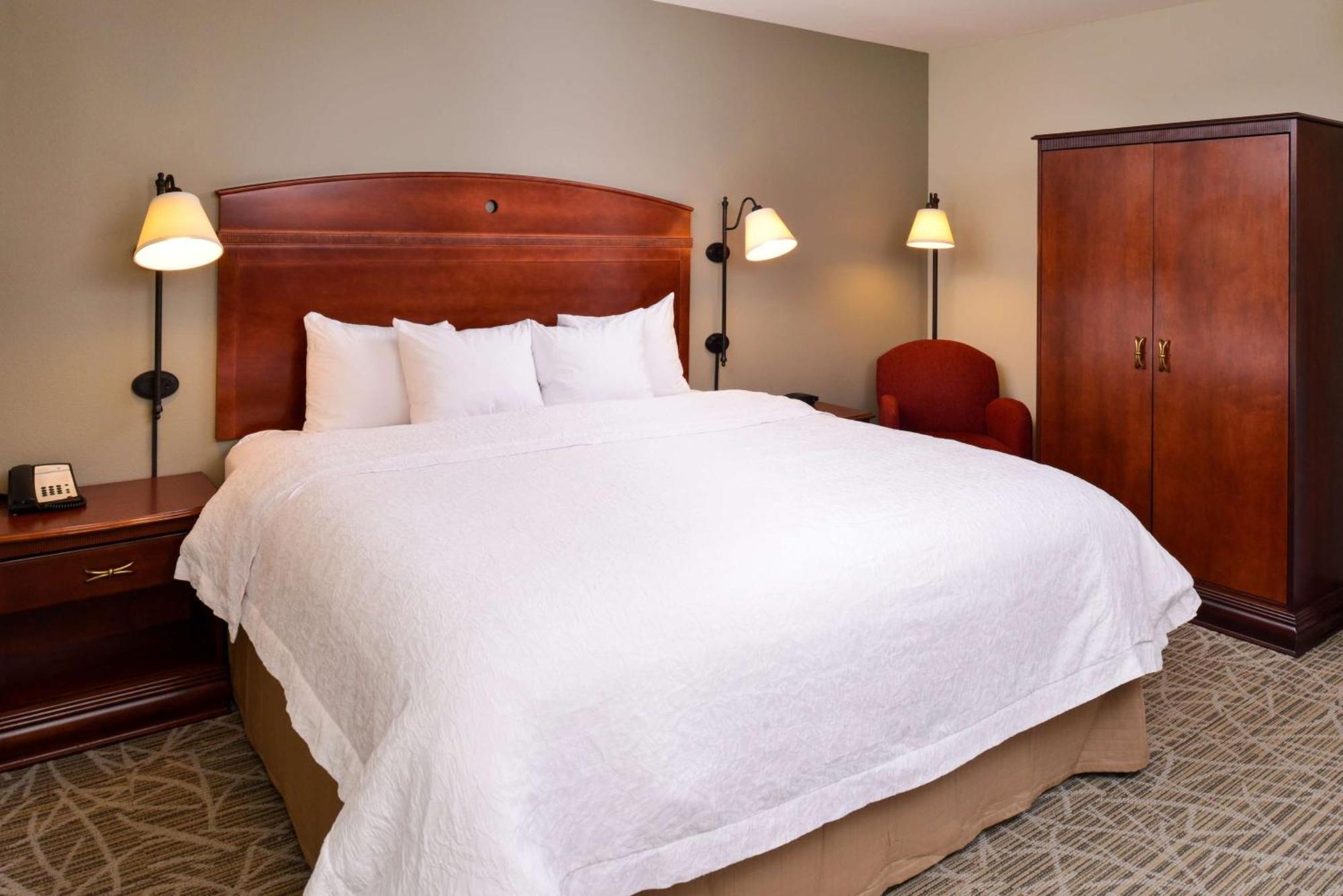 Hampton Inn By Hilton Litchfield Exterior photo