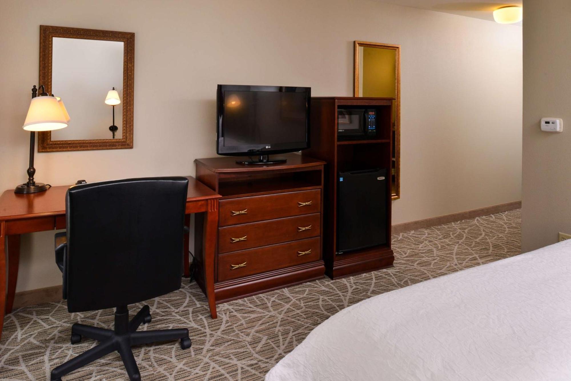 Hampton Inn By Hilton Litchfield Exterior photo