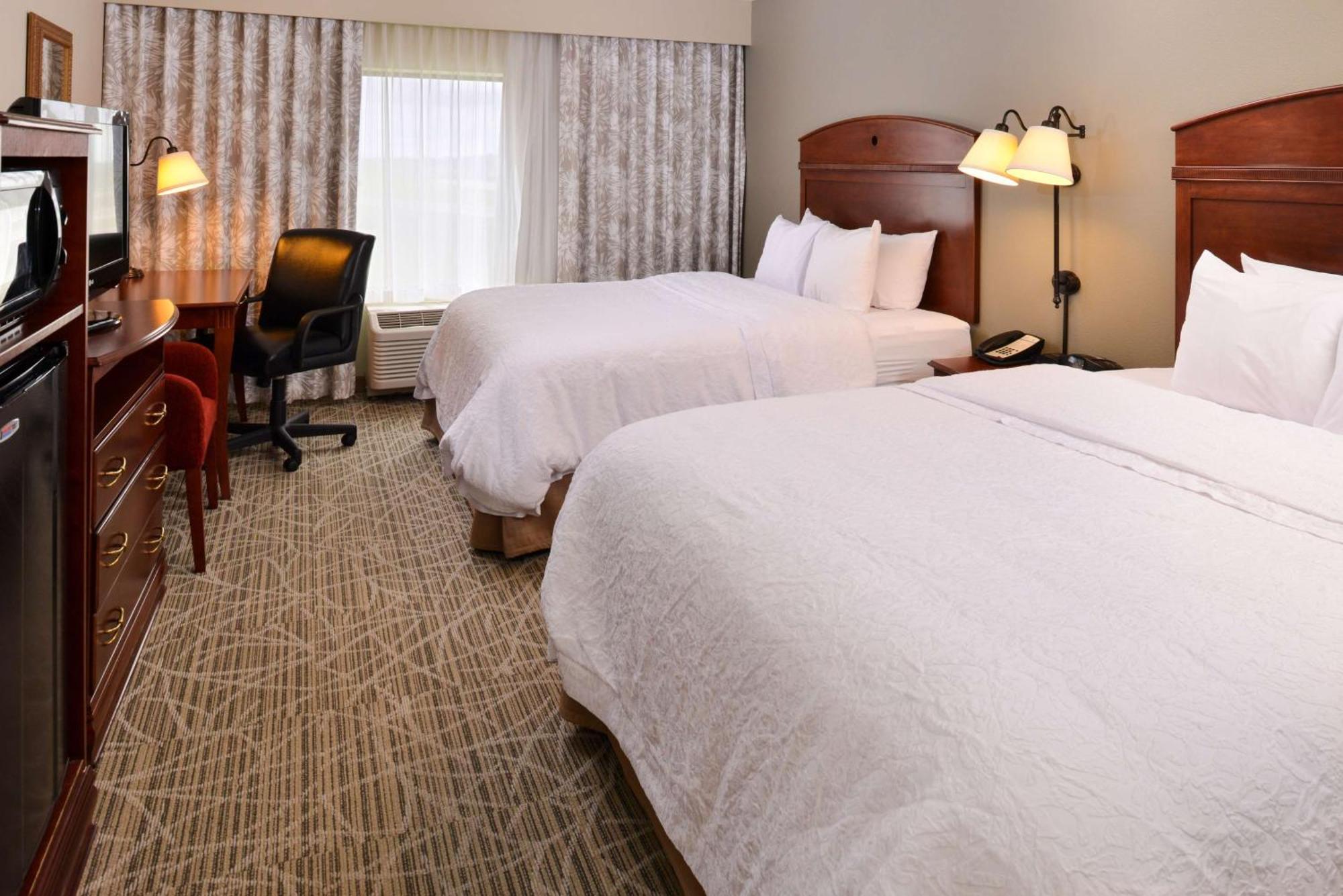 Hampton Inn By Hilton Litchfield Exterior photo