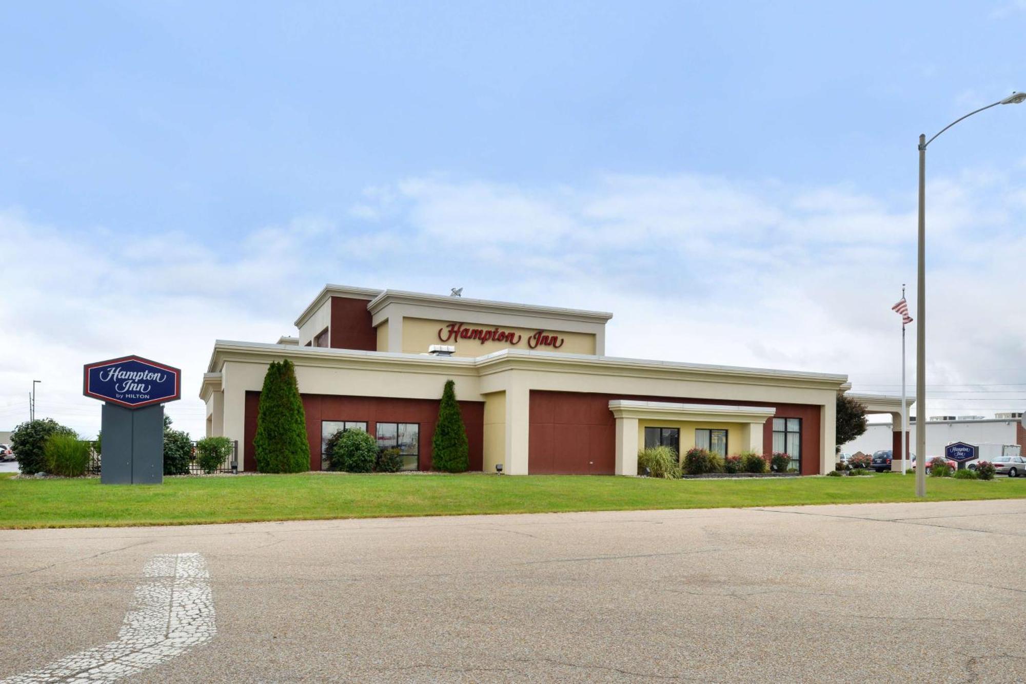 Hampton Inn By Hilton Litchfield Exterior photo