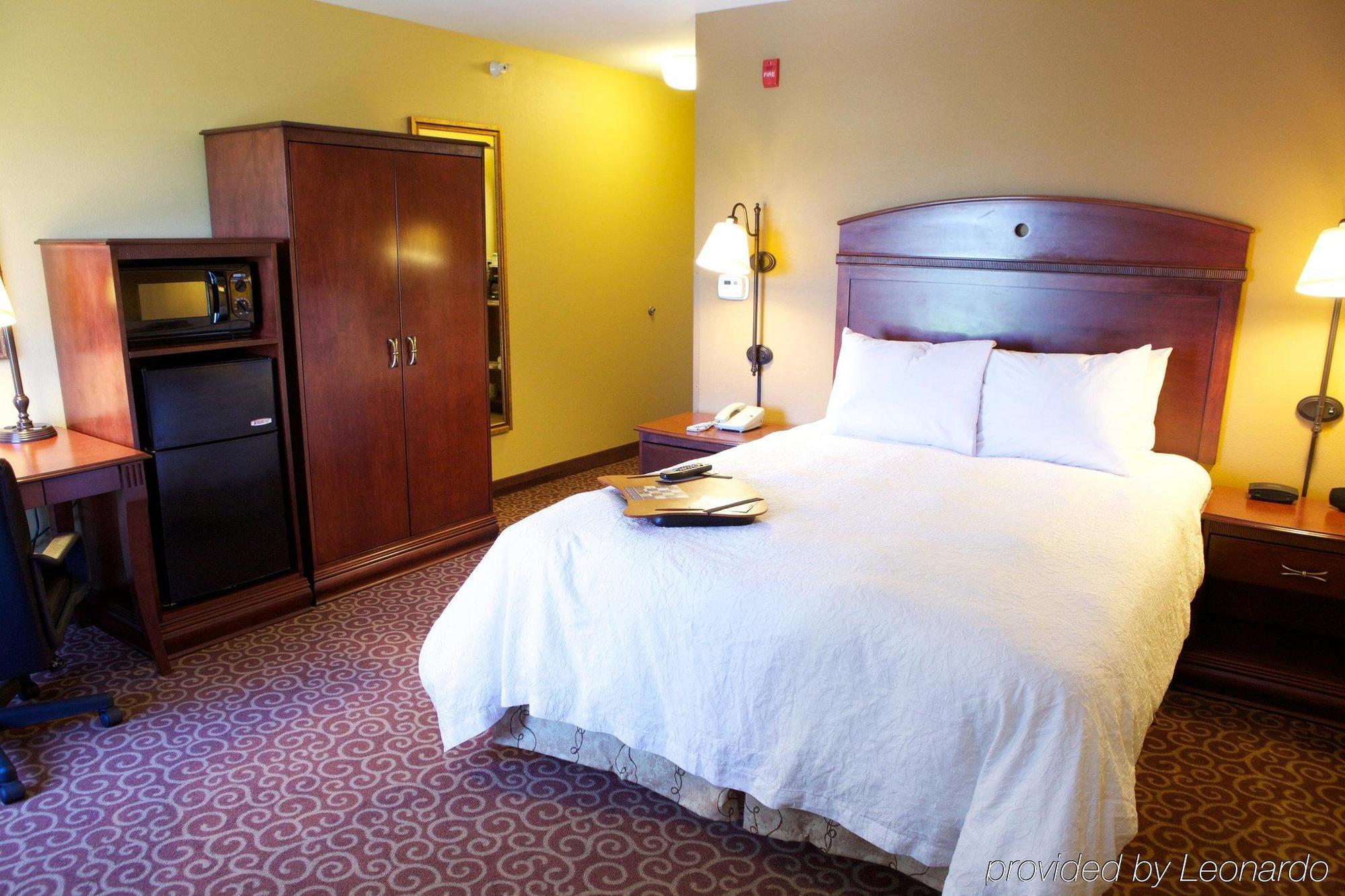 Hampton Inn By Hilton Litchfield Exterior photo